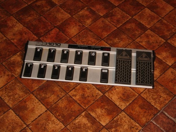 Controlador MIDI FCB1010 Behringer